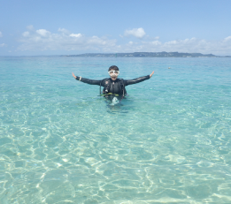 海でくつろぐ画像