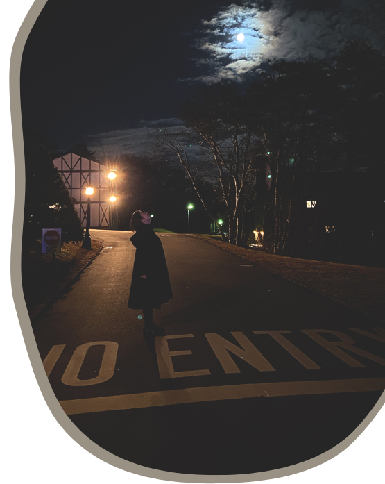 月を見上げる画像