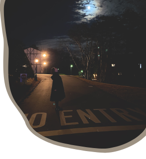 月を見上げる画像